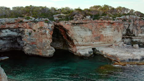 Höhle,-Küstenfelsformation-Und-Klippen-In-Cala-Llombards,-Mallorca,-Spanien