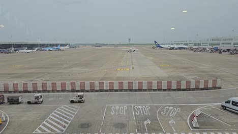 Vista-De-La-Plataforma-Del-Aeropuerto-Desde-La-Terminal