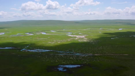 Vieh-Weidet-In-Der-Nähe-Von-Gewundenen-Flüssen-Und-Altarmen-Im-Schatten-Der-Wolken-Im-Mongolischen-Grasland