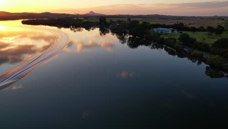 Luftaufnahme-Von-Jetskifahrern,-Jetskifahren-Im-Maroochy-River-Bei-Sonnenuntergang-In-Qld,-Australien
