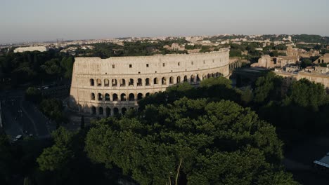 Luftaufnahme-Des-Römischen-Kolosseums,-Umgeben-Von-Grünen-Bäumen