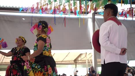 Toma-En-Cámara-Lenta-De-Hombres-Y-Mujeres-Bailando-Con-Trajes-Tradicionales-En-La-Guelaguetza