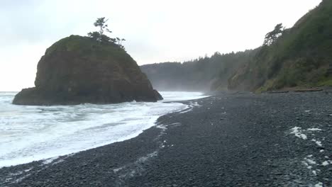 Beautiful-beach-on-a-cloudy-rainy-day-in-Oregon's-coastline,-nature-landscape