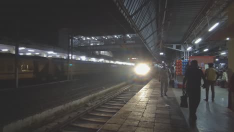 Tren-De-Pasajeros-Que-Llega-A-La-Estación-De-Tren-De-Gwalior-Por-La-Noche