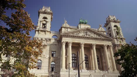 Exterior-Del-Antiguo-Edificio-Del-Museo-Etnográfico-Húngaro,-Budapest,-Tiro-Revelador-De-ángulo-Bajo