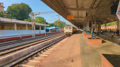 Un-Tren-De-Pasajeros-Que-Llega-A-La-Estación-De-Tren-De-Gwalior-En-La-India-Central.
