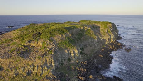 Felsige-Klippen-Und-Küste-Von-Cook-Island-In-Der-Nähe-Des-Fingal-Head-In-New-South-Wales,-Australien