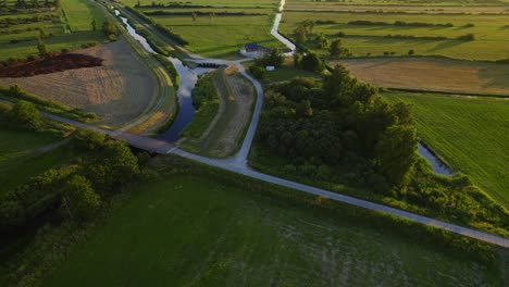 Luftaufnahme-Einer-Brücke-Und-Eines-Flusses-Im-Polnischen-Naturschutzgebiet-Beka