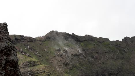 Dampf-Steigt-Durch-Felsen-Innerhalb-Der-Kraterwand-Am-Vesuv-Auf
