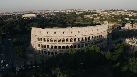 Vista-Aérea-Del-Coliseo-Romano-En-Una-Mañana-Luminosa