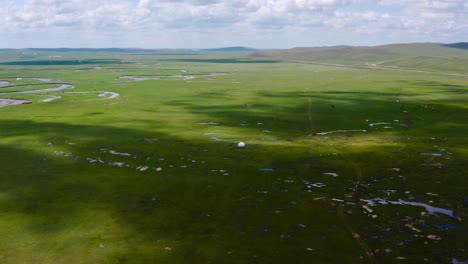 Wolken-Werfen-Schatten-Auf-Flussüberschwemmungsgebiete-Am-Mongolischen-Flussufer,-Drohne
