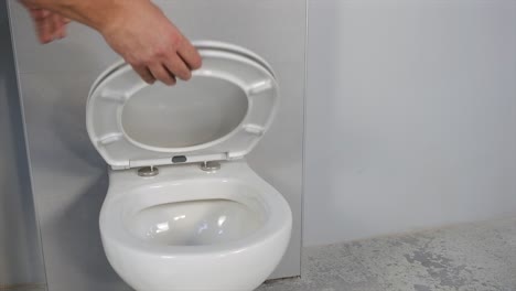 master-assembles-the-toilet-seat