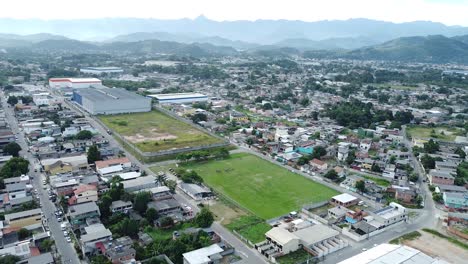 Campo-De-Fútbol-En-Las-Favelas-De-Río-De-Janeiro-Con-Algunas-Jugadoras---Disparo-Aéreo-Distante-Con-Drones