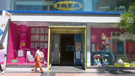 Fußgänger-Gehen-Am-Laden-Des-Schwedischen-Möbelunternehmens-IKEA-In-Spanien-Vorbei
