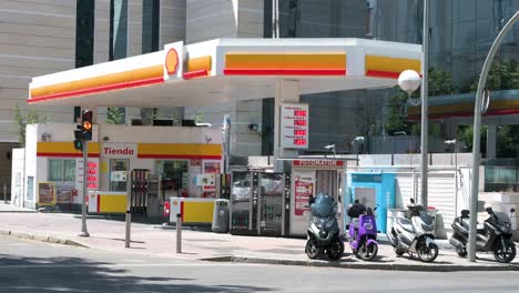 Vehicles-drive-through-the-Global-group-of-energy-and-petrochemical-companies,-Shell-Oil-Company,-gas,-and-oil-station-in-Spain
