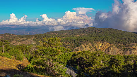 Zeitraffer-In-Zypern-Mit-üppigen-Grünen-Wäldern-Und-Wolken,-Die-über-Den-Blauen-Mittelmeerhimmel-Ziehen