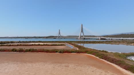 El-Icónico-Puente-Del-Río-Arade-Cruza-El-Agua-Mientras-Los-Autos-Pasan,-En-órbita-Aérea.