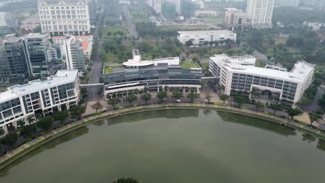 Die-Nach-Oben-Geneigte-Drohne-Zeigt-Eigentumswohnungen-Und-Einkaufszentrumsgebäude-Am-Waters-Edge-In-Vietnam