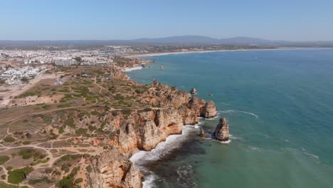 Senderos-Arenosos-Que-Guían-A-La-Gente-A-Ponta-Da-Piedade-Lagos-Algarve-Portugal-Drone-Antena-Panorámica-Estableciendo