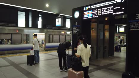 Los-Japoneses-Esperan-En-La-Estación-De-Tren-De-Osaka-Dentro-De-La-Plataforma-Del-Aeropuerto-De-Kix.
