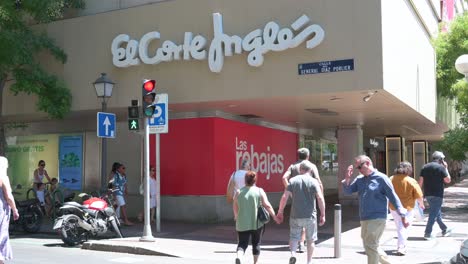 Fußgänger-Und-Käufer-Laufen-über-Einen-Zebrastreifen-Und-Eine-Ampel-Vor-Dem-Größten-Spanischen-Kaufhaus-El-Corte-Inglés-In-Spanien
