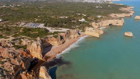 Praia-Da-Marinha-Algarve-Portugal,-Panorama-Luftaufnahmen-Mit-Drohnenansicht