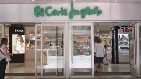 Fußgänger-Und-Käufer-Sind-Am-Eingang-Des-Größten-Spanischen-Kaufhauses-El-Corte-Inglés-In-Spanien-Zu-Sehen