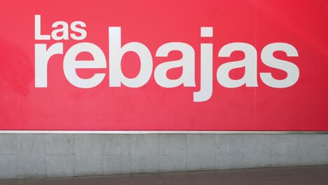 Käufer-Gehen-An-Einem-Großen-Banner-Vorbei,-Das-Die-Sommerverkaufssaison-Vor-Dem-Größten-Spanischen-Kaufhaus-El-Corte-Inglés-In-Spanien-Ankündigt