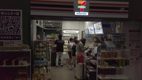 7-Eleven-Convenience-Store,-Eine-Amerikanische-Internationale-Kette-Von-Convenience-Stores-In-Japanischem-Besitz