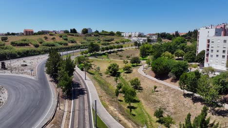 Drohnenaufnahme-Eines-Kleinen-Parks-In-Den-Vororten-Von-Lissabon