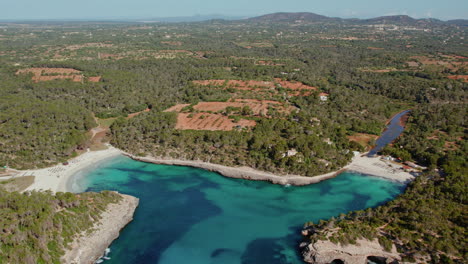 Playa-De-S&#39;amarador-Y-Cala-Mondrago-Rodeada-De-Exuberante-Vegetación-Costera-En-Mallorca,-España
