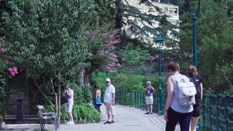 Die-Leute-Genießen-Einen-Schönen-Tag-Bei-Einem-Spaziergang-Entlang-Der-Passantenpromenade