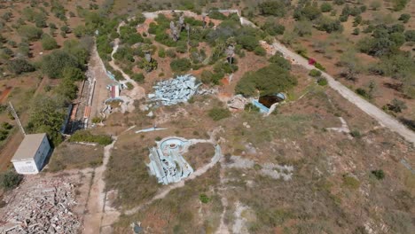 Zerbrochener-Heruntergekommener-Wasserpark-An-Der-Algarve-In-Portugal,-Luftaufnahme-Aus-Einem-Hohen-Winkel