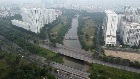 Drohnen-Panoramaantenne-über-Dem-Fluss,-Der-Bezirk-7-Ho-Chi-Minh-Stadt-Vietnam-Teilt