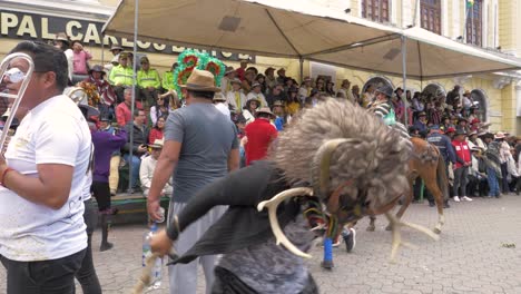 Tauchen-Sie-Ein-In-Den-Bezaubernden-Diablada-Pillareña-Tanz,-Während-Ein-Maskierter-Künstler-Während-Der-Chagra-Prozessionsparade-Schwankt-Und-Tanzt