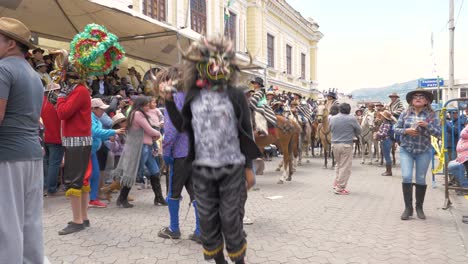 Spüren-Sie-Das-Hochgefühl,-Wenn-Ein-Maskierter-Diablada-Pillareña-Tänzer-Während-Der-Chagra-Prozession-Energisch-Springt-Und-Auftritt
