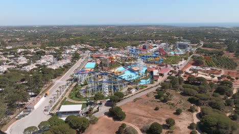 Steigende-Panoramaantenne-Des-Wasserparks-An-Der-Algarve,-Portugal