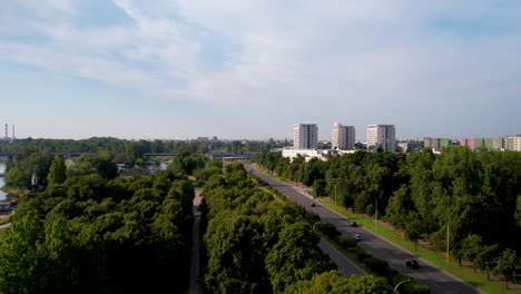 Carretera-Principal-Al-Centro-De-La-Ciudad-De-Varsovia-Con-Edificios-Residenciales.