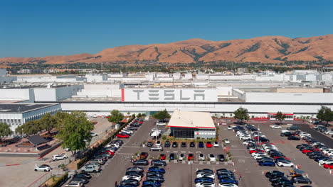 Tesla-showroom-in-Fremont,-California-on-sunny-day,-aerial