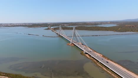 Puente-Nova-Do-Arade-Puente-Colgante-Cruzando-El-Río-Arade,-Portimao-Algarve-Portugal-Antena