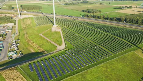 Luftaufnahme-Eines-Großen-Photovoltaik-Solarparks-An-Einem-Sonnigen-Sommertag