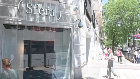 Menschen-Gehen-Am-Spanischen-Bekleidungshersteller-Und-Markengeschäft-Sfera-In-Spanien-Vorbei