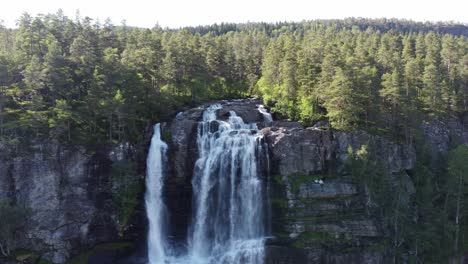 Spitze-Des-Tvindefossen-Wasserfalls