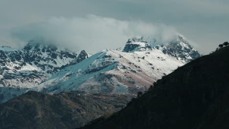 Vista-Panorámica-De-Las-Nubes-Y-Las-Montañas-Cubiertas-De-Nieve-Durante-El-Invierno-En-Queenstown,-Nueva-Zelanda
