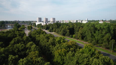 Wunderschöne-Drohnenaufnahme-Der-Warschauer-Stadtlandschaft-Mit-Wald-Im-Vordergrund