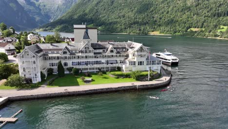 Fachada-Frontal-Del-Hotel-Kviknes---Hermoso-Hotel-En-Balestrand,-Noruega