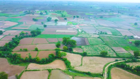 Luftdrohnenaufnahme-Von-Landwirtschaftlichen-Feldern-In-Einem-Ländlichen-Dorf-Im-Norden-Indiens-Während-Des-Monsuns
