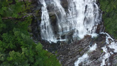 Kamera-Am-Fuße-Des-Tvindefossen-Wasserfalls-In-Norwegen