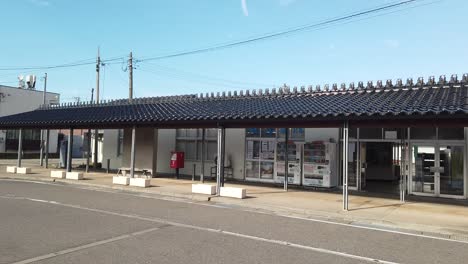 Estación-De-Tren-Jr-En-Toyama,-Japón,-Toma-De-Establecimiento-En-Verano