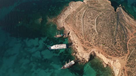 Die-Nach-Unten-Geneigte-Luftaufnahme-Zeigt-Drohnenaufnahmen-Von-Maltas-Herrlicher-Blauer-Lagune,-Die-Für-Ihr-Faszinierendes-Klares-Wasser-Bekannt-Ist